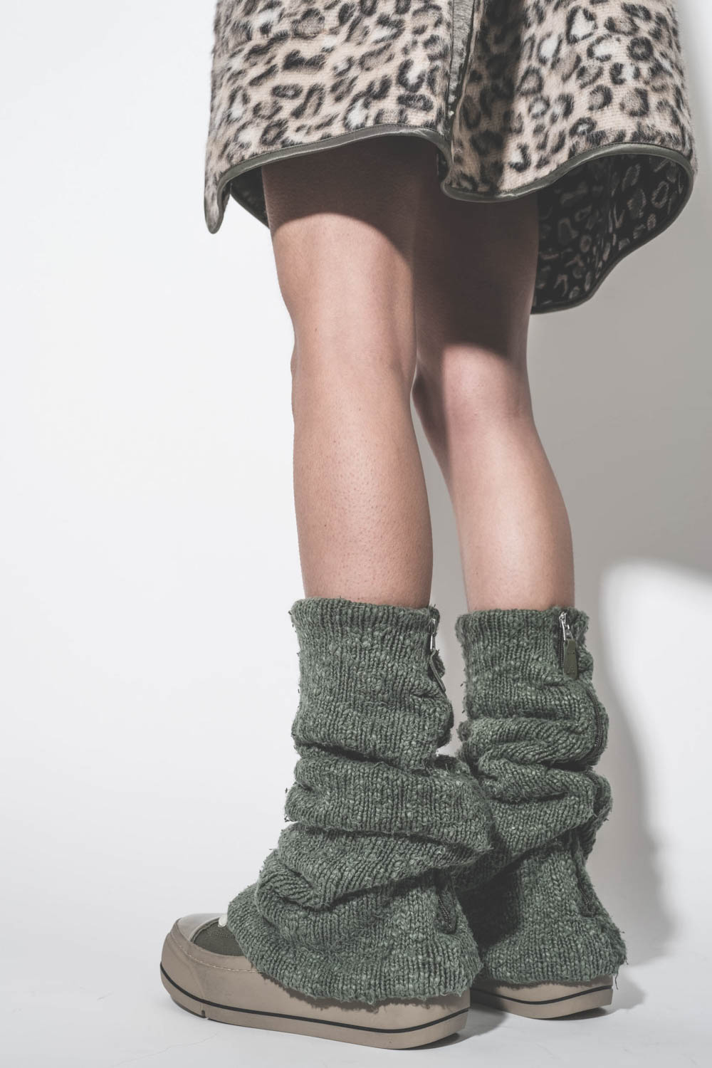 Manteau sans col léopard Liner R13. Détail des finitions avec biais en satin kaki.