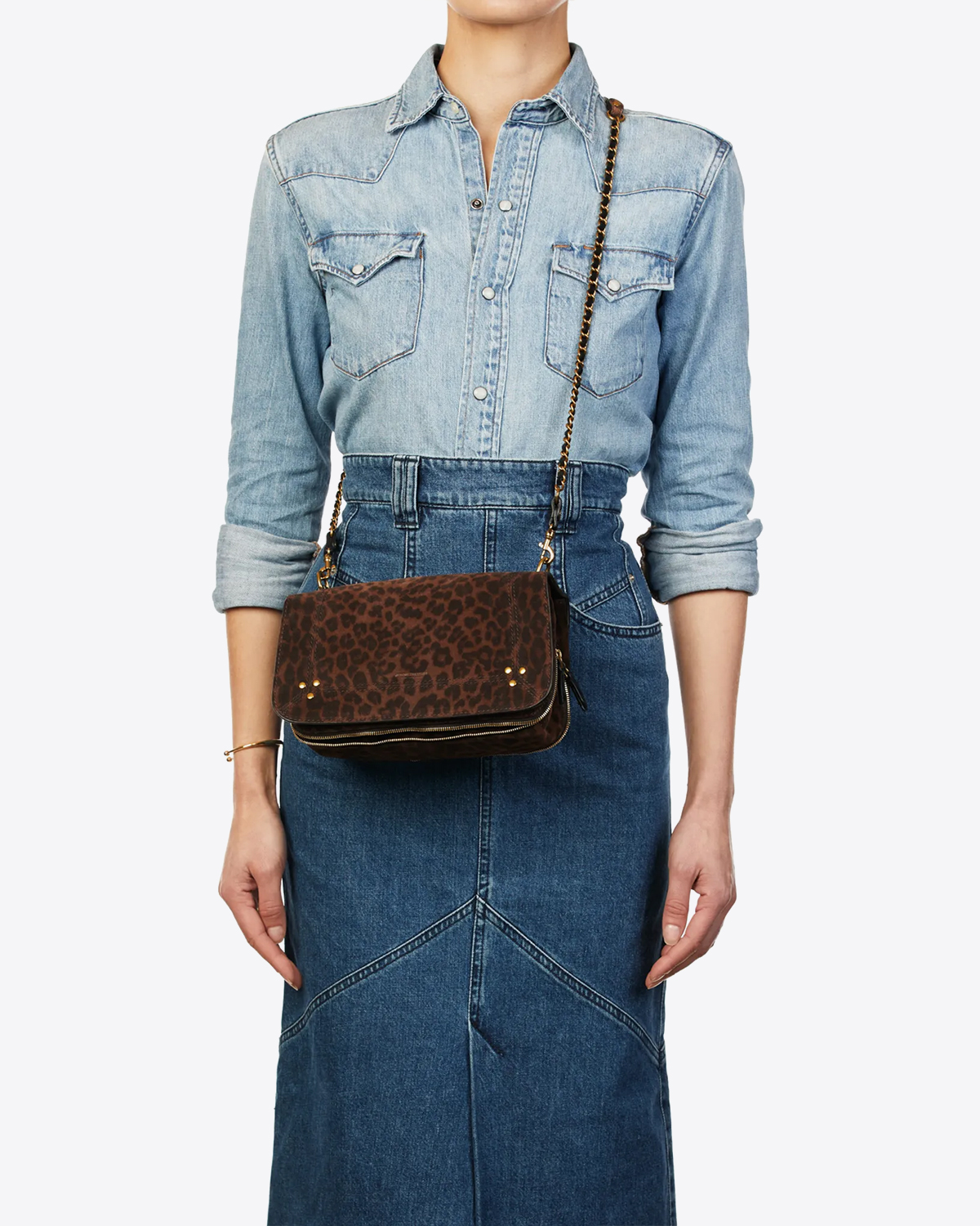 Sac bandoulière chaine en cuir imprimé léopard naturel Bobi Jérôme Dreyfuss. Porté en Crossbody de face.