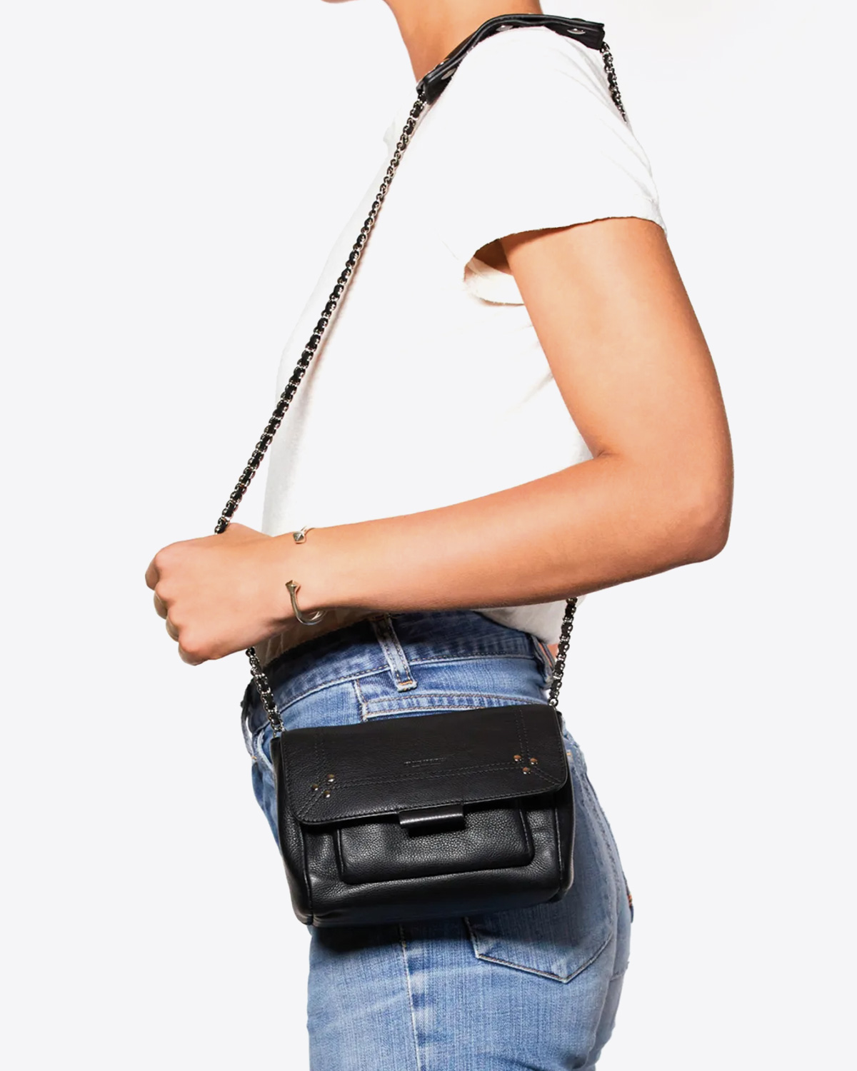 Mini-sac bandoulière chaine argentée et cuir de veau noir Lulu S Jérôme Dreyfuss. Porté long sur l'épaule.