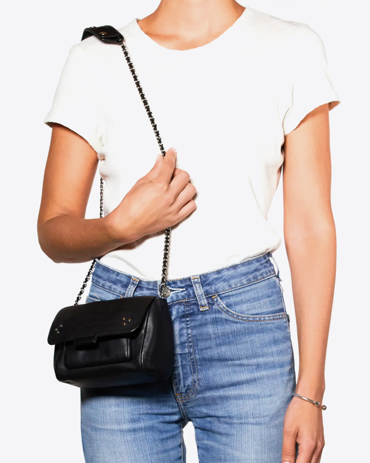 Mini-sac bandoulière chaine en argentée et cuir de veau noir Lulu S Jérôme Dreyfuss. Porté de face.