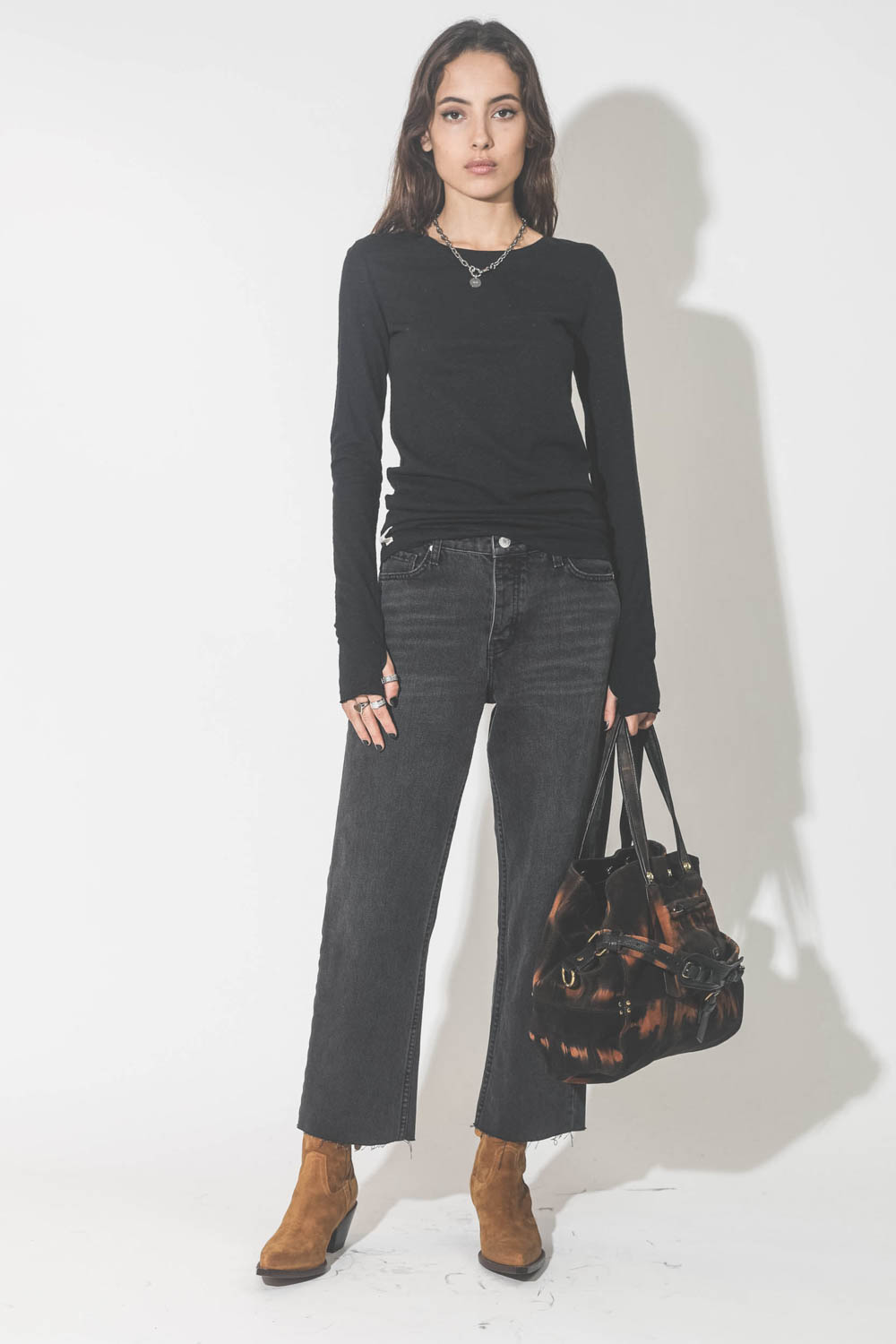 Tee-shirt manche longue en lin noir Mikuta. Port&eacute; avec un jeans droit noir.