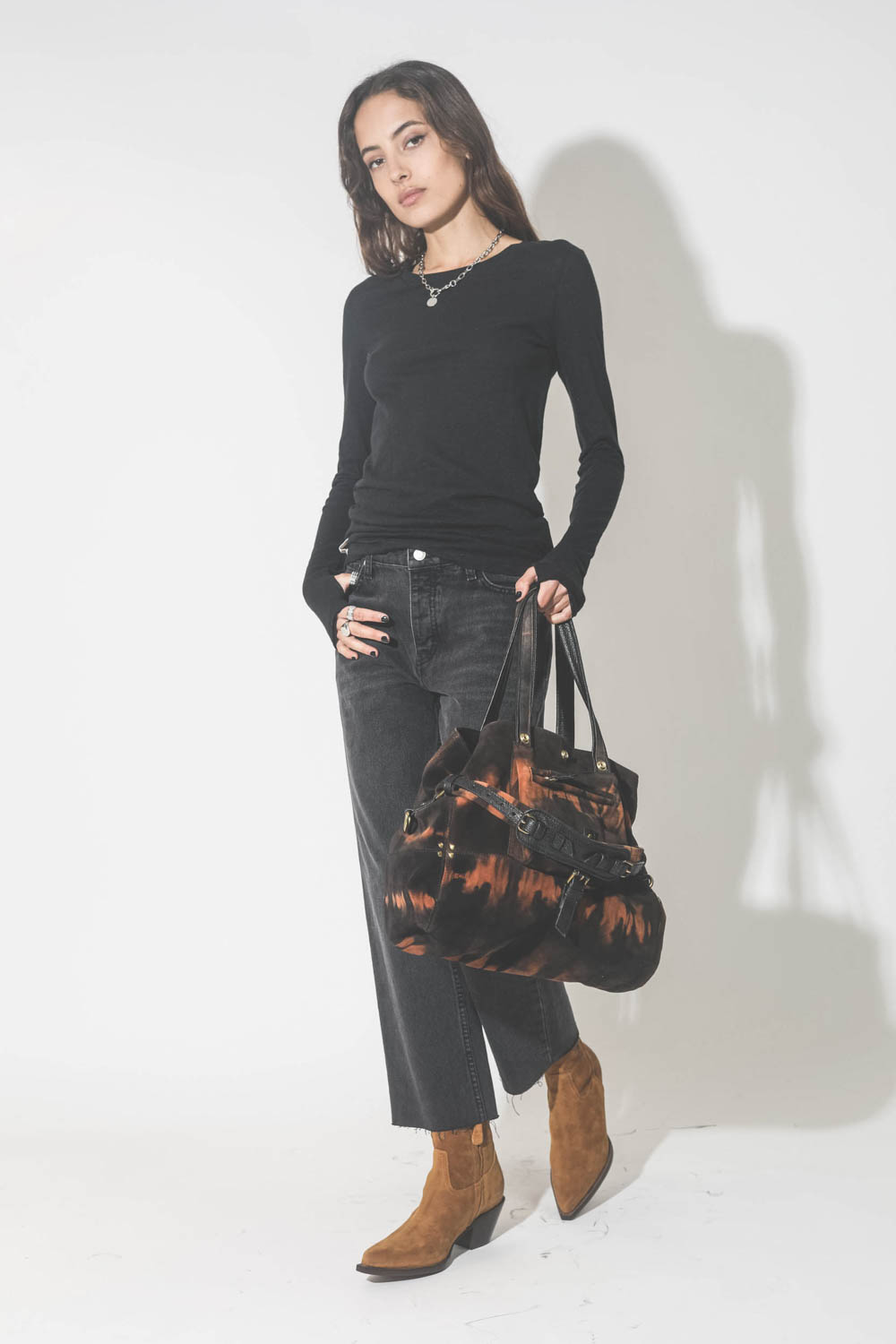 Tee-shirt manche longue en lin noir Mikuta. Port&eacute; avec un cabas en cuir tie and dye. 