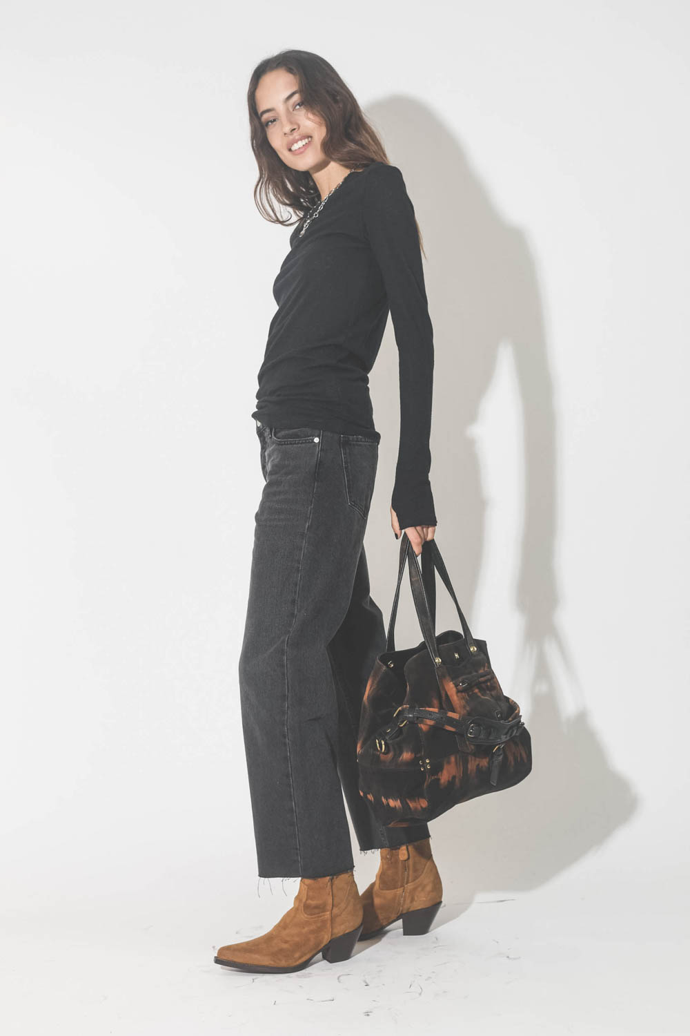 Tee-shirt manche longue en lin noir Mikuta. Port&eacute; de profil.