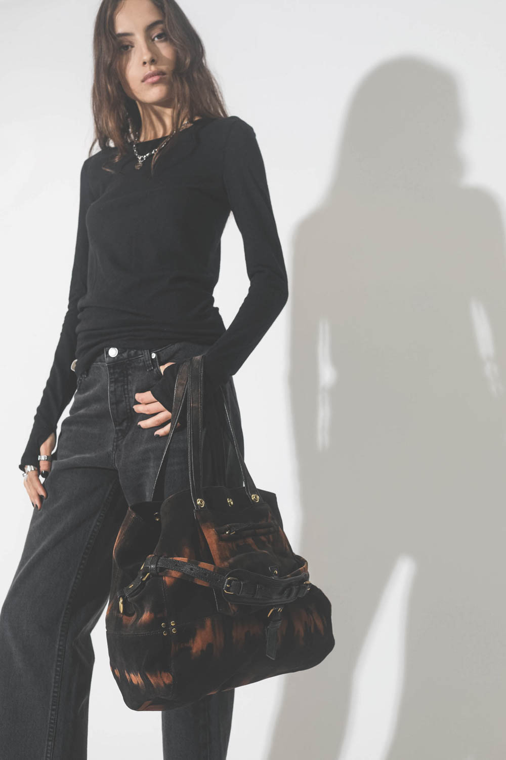 Tee-shirt manche longue en lin noir Mikuta. D&eacute;tail du bas de manche avec une ouverture pour passer le pouce.