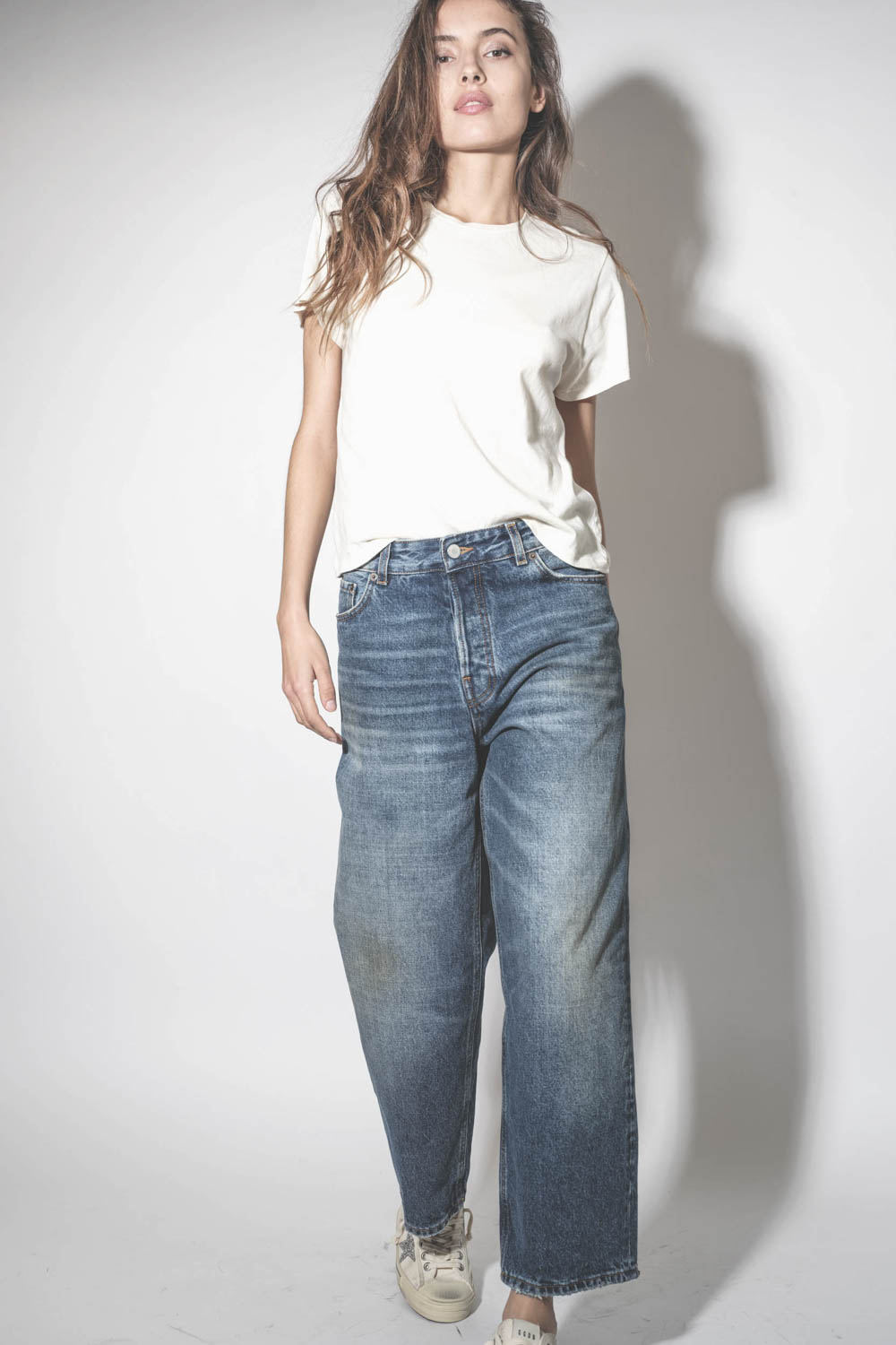 Tee-shirt col rond manches courte en jersey de coton doux et fluide écru Little Tee The Great. Porté avec un jean Baggy.