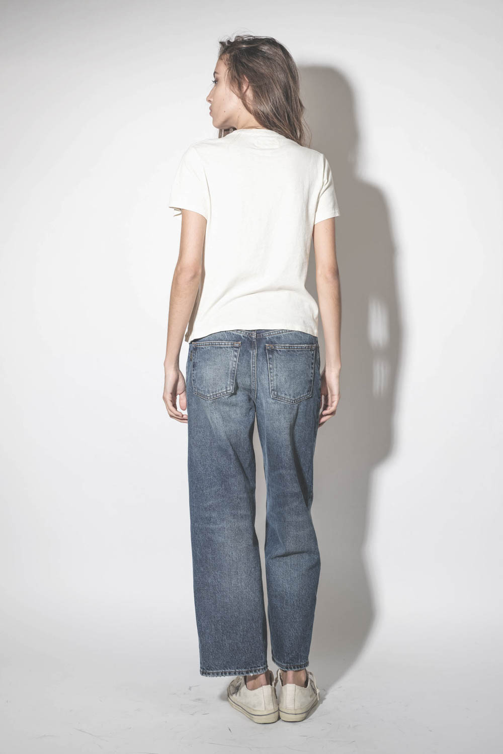 Tee-shirt col rond manches courte en jersey de coton doux et fluide écru Little Tee The Great. Porté de dos.