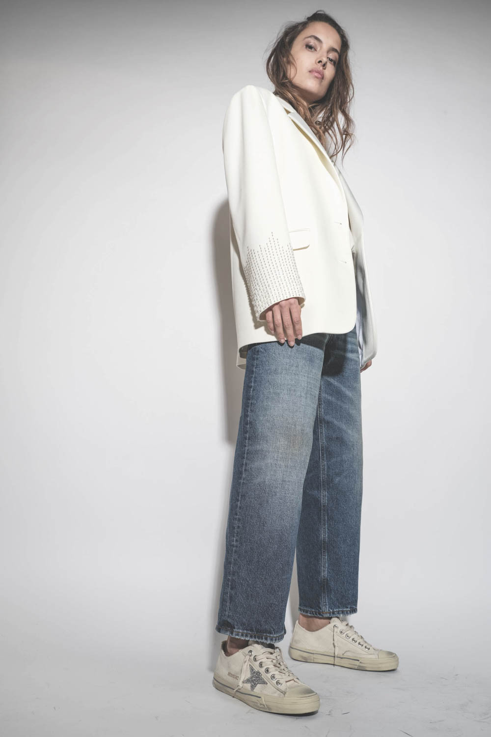 Tee-shirt col rond manches courte en jersey de coton doux et fluide écru Little Tee The Great. Porté sous un blazer écru.