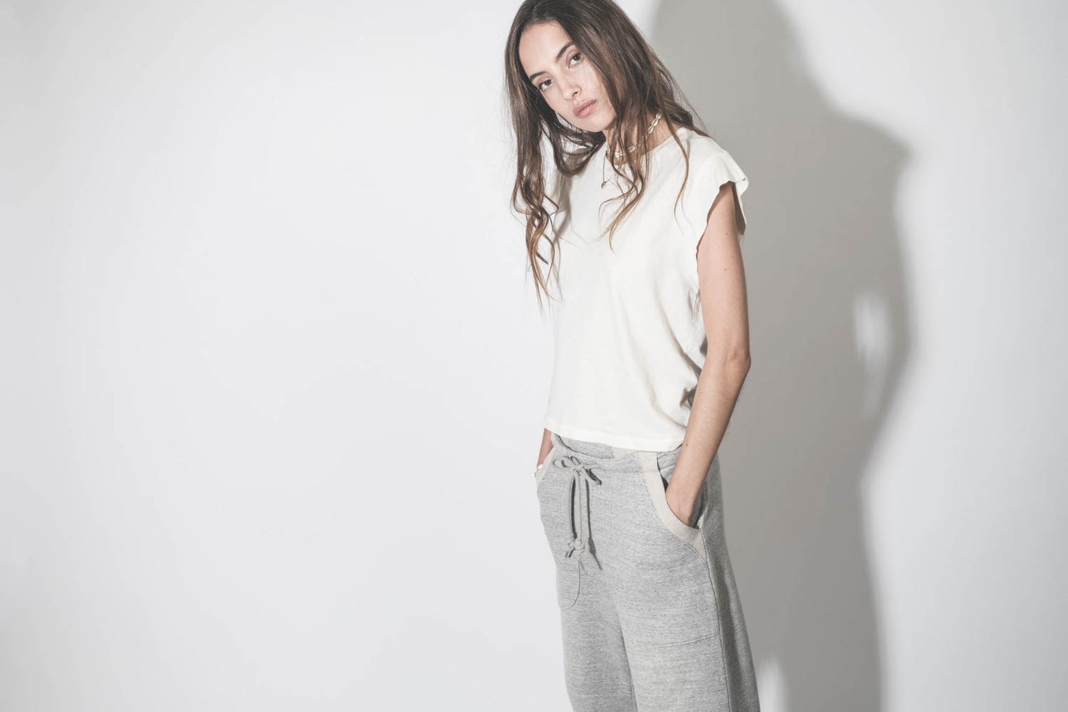 Tee-shirt court sans manches écru Peak Shoulder The Great. Porté de profil.